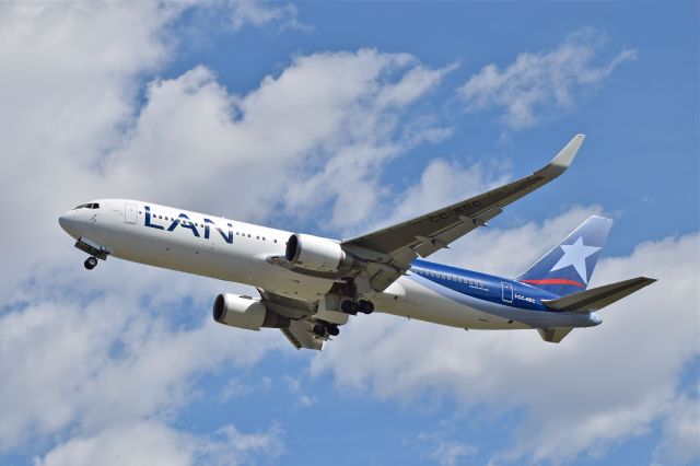 BOEING 767-300 (CC-BDC) - Boeing B767-316(ER) of LATAM Airlines MSN 40591 and 9 years old, airborne off runway 05L  in Mexico City Airport (Photo Jul 21th 2018).