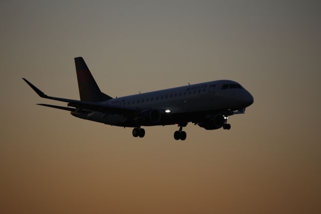 EMBRAER 175 (long wing) (N242SY)