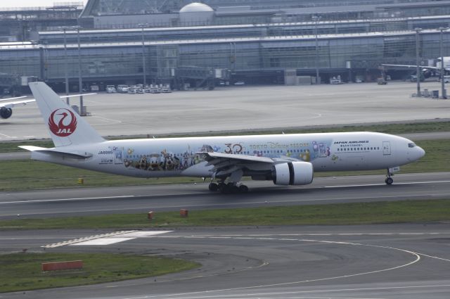 Boeing 777-200 (JA8985) - Landing at Haneda Intl Airport rwy34L on 2013/04/10 "No1 JAL Happiness Express c/s"