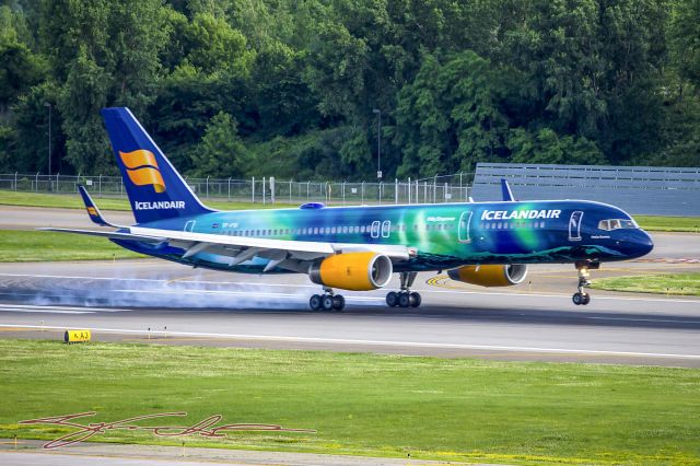 Boeing 757-200 (TF-FIU) - Touchdown of the Iceland Air Aurora Borealis Livery, picture taken from Lindbergh parking ramp.