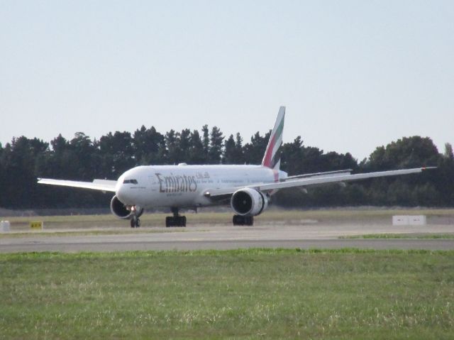 BOEING 777-300ER (A6-ECG) - This Emirates 777-300ER is landing at Christchurch Intl Airport. 