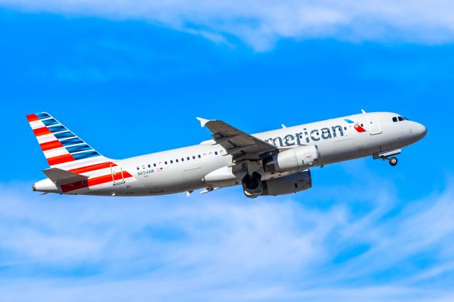 Airbus A320 (N654AW) - American Airlines A320 taking off from PHX on 11/22/22. Taken with a Canon 850D and Tamron 70-200 G2 lens.