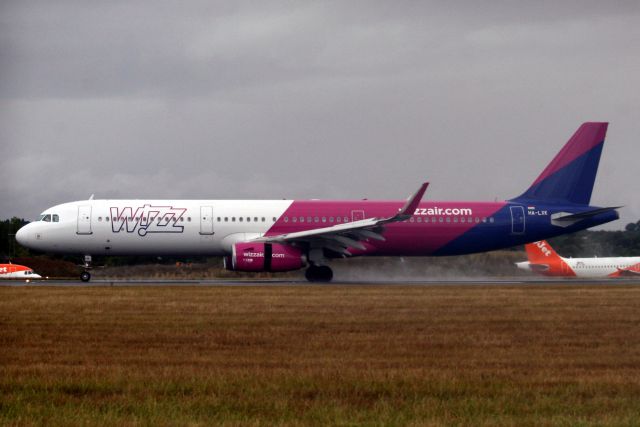 Airbus A321 (HA-LXK) - Landing on rwy 26 on 10-Aug-18 operating flight WZZ1305 from EPWA.