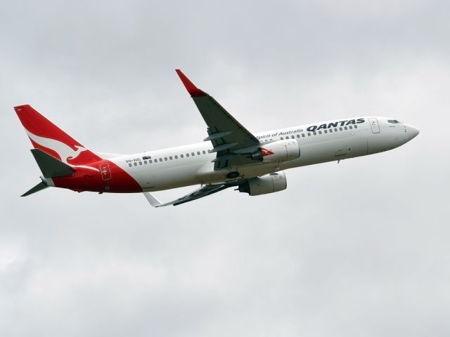 Boeing 737-700 (VH-VYK) - Getting airborne off runway 23. Tuesday 27th December 2011.