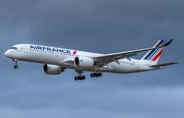 Airbus A350-900 (F-HTYA) - Air Frances' inaugural A350 flight into YYZ, here on short finals for runway 24R