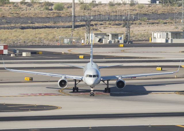 Boeing 757-200 (N207UW)