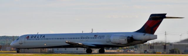 McDonnell Douglas MD-90 (N924DN)