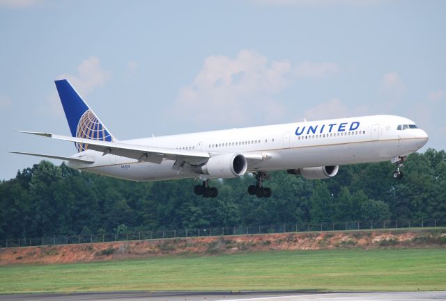 BOEING 767-400 (N67058) - UAL1838 arriving runway 18C at KCLT with the NFL Kansas City Chiefs team on-board - 8/16/14