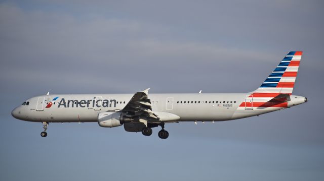 Airbus A321 (N165US) - American Airbus A321-211 on final for Runway 35L at Denver