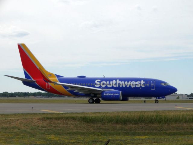 Boeing 737-700 (N7837A)