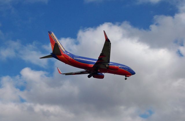 Boeing 737-700 (N708SW) - Southwest 737-7H4 N708SWbr /Final approach to 17R at AUSbr /Feb-16-2011