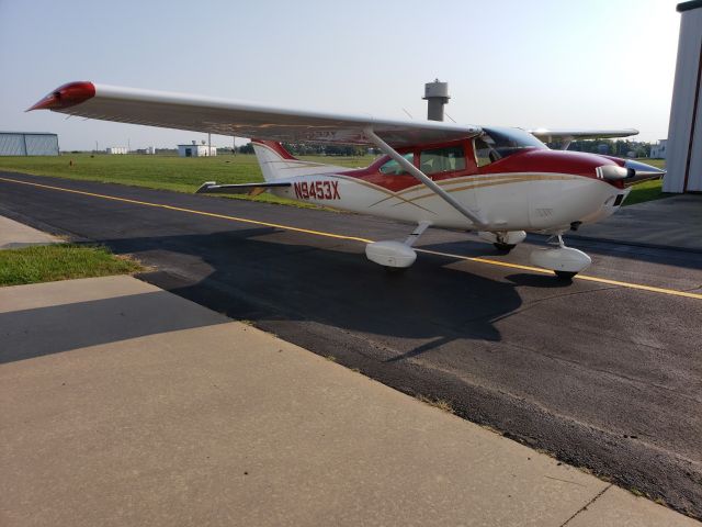 Cessna Skylane (N9453X) - GA back hangar line and taxiway