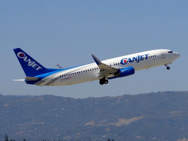 Boeing 737-800 (C-FYQO)