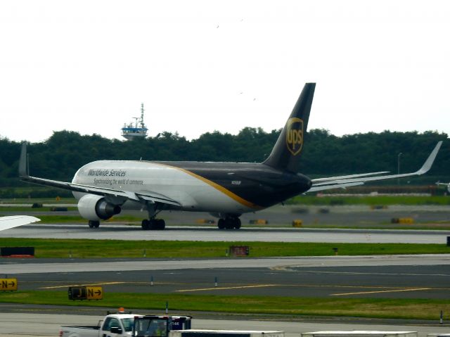 BOEING 767-300 (N358UP)