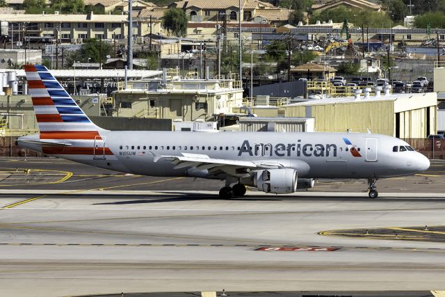 Airbus A320 (N105UW)