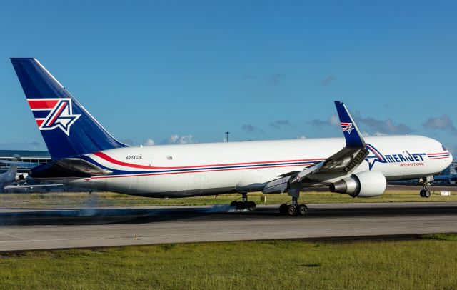 BOEING 767-300 (N237CM)