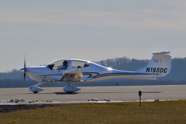 Diamond Star (N193DC) - Diamond Star DA 40 N193DC, holding short of 25, awaiting clearance for departure on 21L at KLUK.