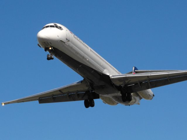 McDonnell Douglas MD-88 (N915DL) - Delta 2229 short final RWY 27