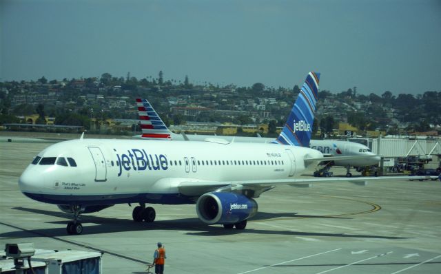 Airbus A320 (N648JB)