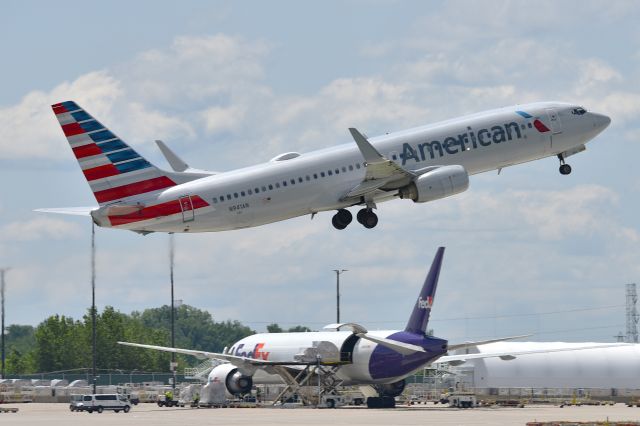 Boeing 737-800 (N941NN) - 23L 05-23-25