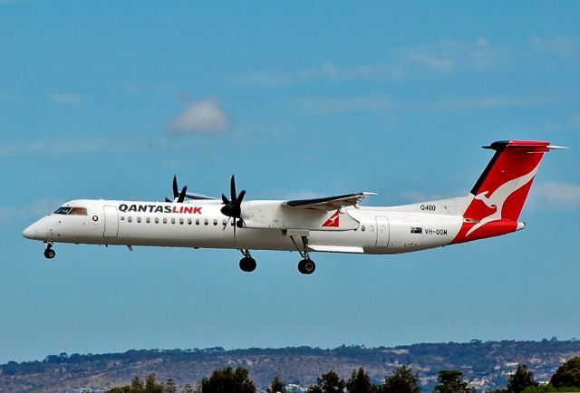 de Havilland Dash 8-400 (VH-QOM) - QANTAS LINK (SUNSTATE AIRLINES) - BOMBARDIER DHC-8-402 Q400 - REG VH-QOM (CN 4217) - ADELAIDE INTERNATIONAL AIRPORT SA. AUSTRALIA - YPAD (11/1/2015)