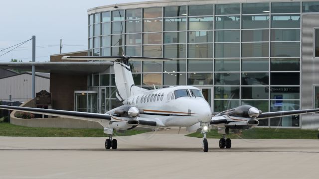 Beechcraft Super King Air 350 (N86VP) - A beautiful King Air 350 taxis out of Cincinnati Jet Center at Butler County Regional Airport.