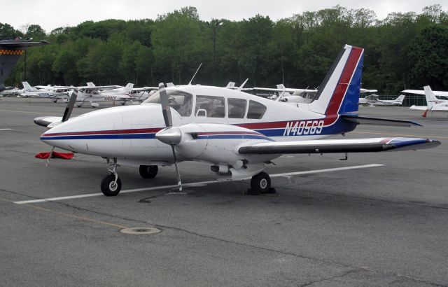 Piper Aztec (N40569) - A very nice aircraft!