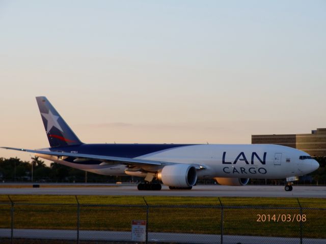 BOEING 777-200LR (N776LA)