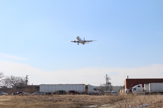 Boeing 757-200 (N18119) - LANDING 10C