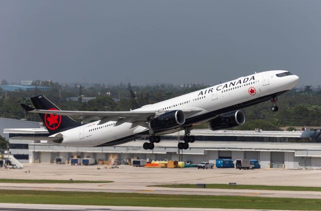 Airbus A330-300 (C-GKUG)