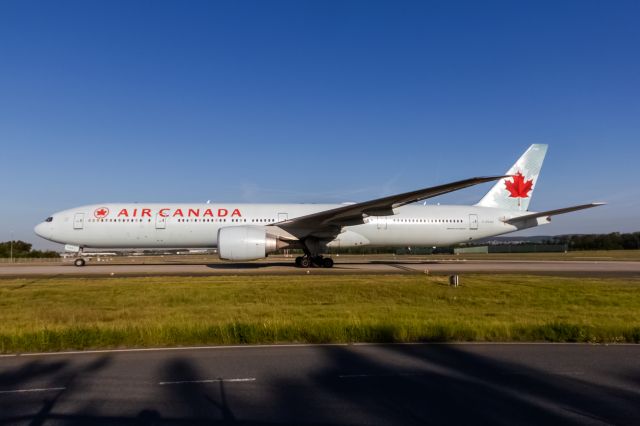BOEING 777-300ER (C-FKAU)