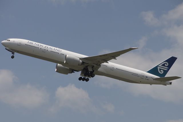 BOEING 777-300 (ZK-OKM) - ANZ135 cleaning up the gear before heading across the ditch to Auckland