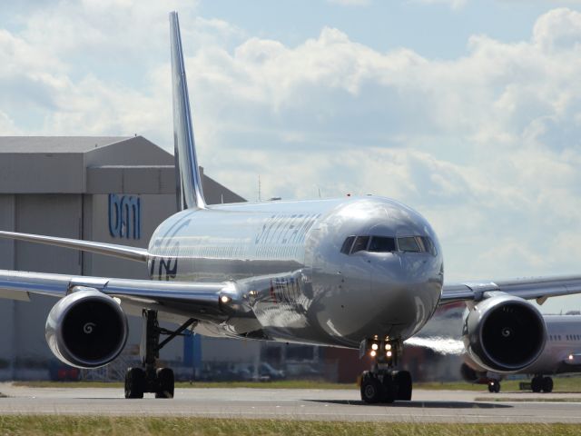 — — - Delta B767-400 in Skyteam Livery lines up on runway 027R at LHR.