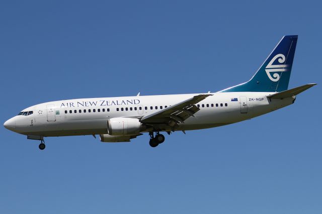 BOEING 737-300 (ZK-NGP)