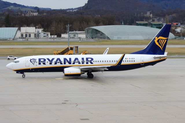 Boeing 737-800 (EI-DCX)