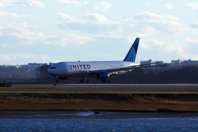 Boeing 777-200 (N786UA) - United B772 in new livery preparing to do a ferry flight from BOS to PVD to pick up the NY Jets who played the Patriots.  