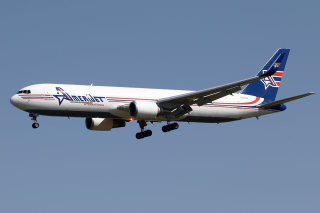 BOEING 767-300 (N347CM)