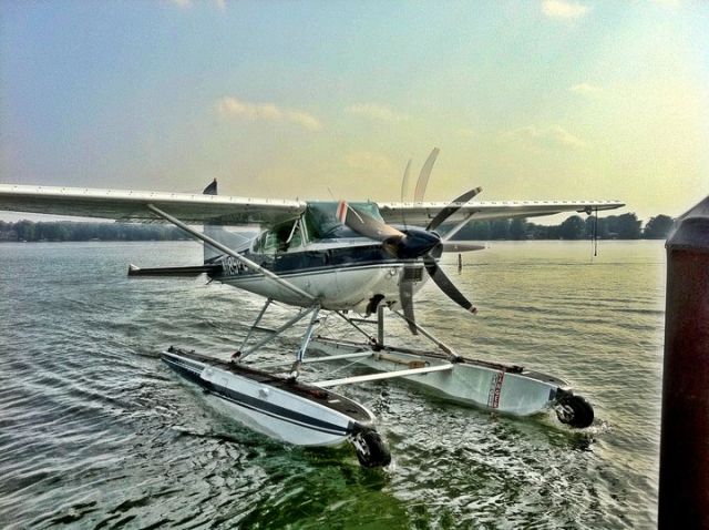 Cessna Skywagon (N185VE) - CESSNA 185 N185VE PULLING UP TO DOCK