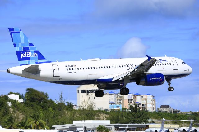 Airbus A320 (N768JB)