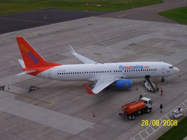 Boeing 737-800 (C-FTJH)