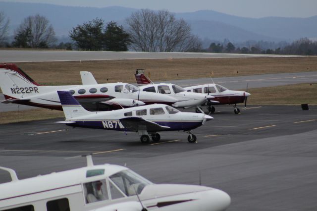 Piper Cherokee (N87W) - Parked