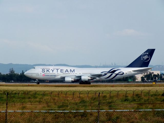 Boeing 747-200 (B-18206)