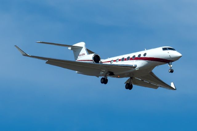 GULFSTREAM AEROSPACE G-7 Gulfstream G600 (N920BM) - DHC-8-201Q cn579. VH-AO8 Network Aviation EX JA802B final runway 21 YPPH 02 December 2023