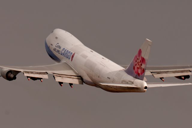 Boeing 747-400 (B-18715)