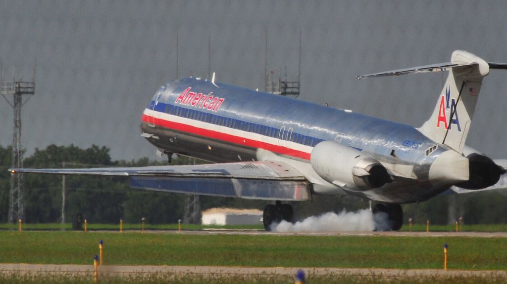 McDonnell Douglas MD-83 (N9616G) - American Airlines MD-83 touching down at Wichita, Dwight D. Eisenhower Airport.