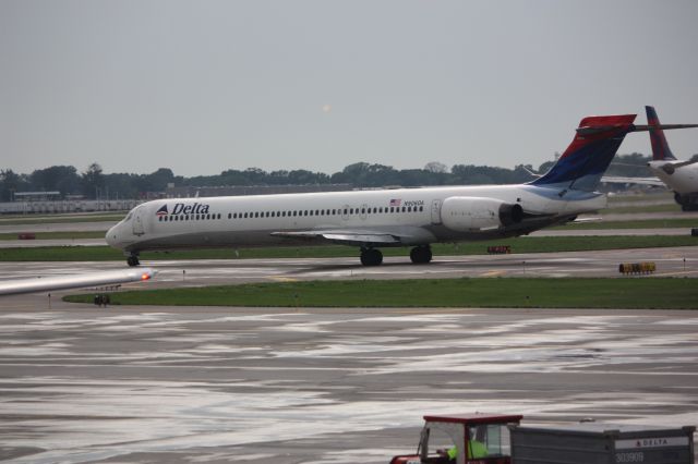 McDonnell Douglas MD-90 (N906DA)