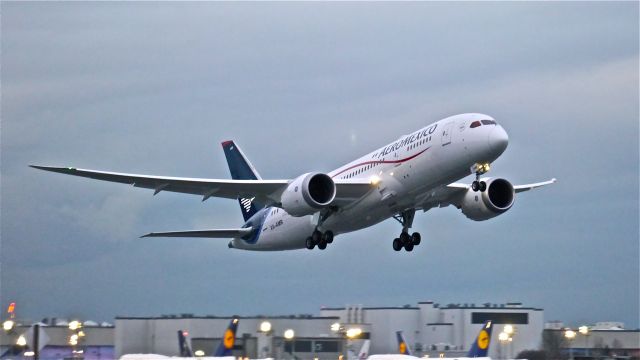 Boeing 787-8 (XA-AMR) - AMX8545 on rotation from Rwy 16R for its delivery flight to MMMX/MEX at dusk on 2/9/15. (ln 264 / cn 36844).