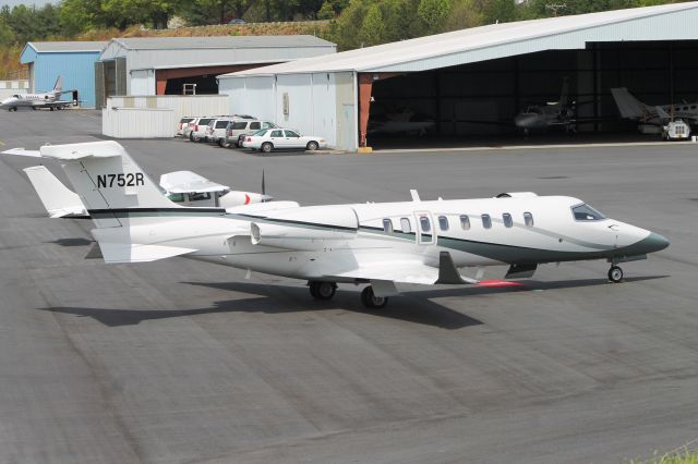 Bombardier Learjet 75 (N752R)