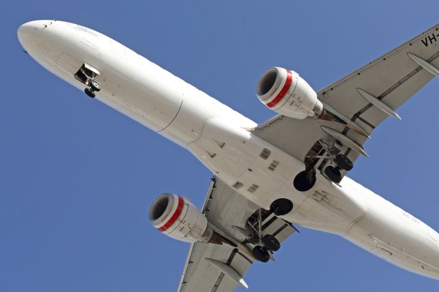 Embraer ERJ-190 — - On short finals.