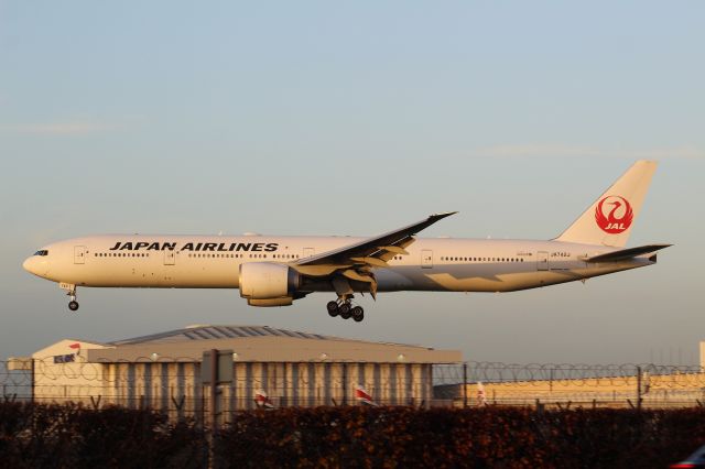 Boeing 777-200 (JA742J) - A Japan Airlines B777-300ER on final approach into LHR, landing on runway 27L.br /br /Location: Great South-West Road.br /Date: 20.12.22 (dd/mm/yy)